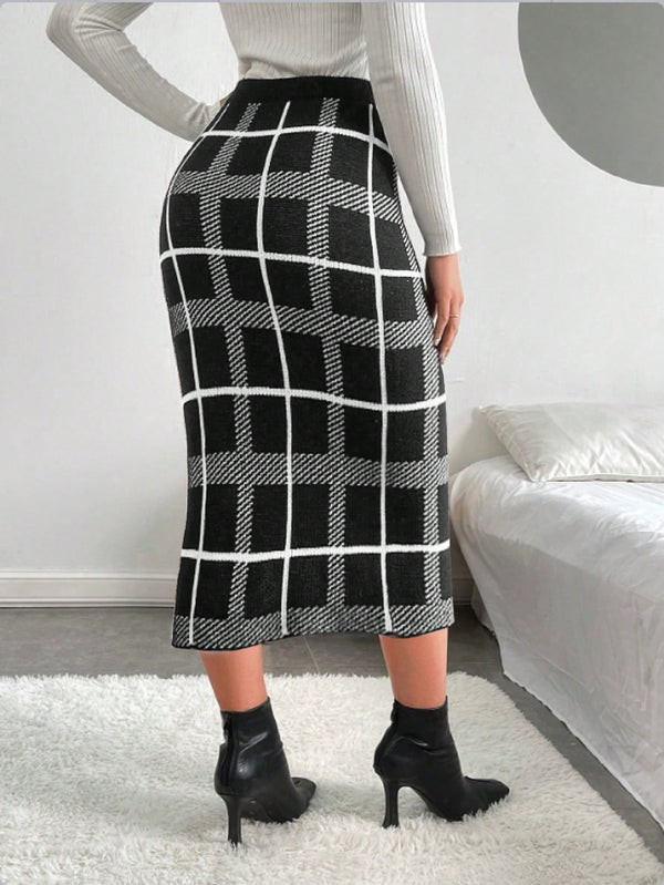 Essnce Plaid Pattern Split Hem Knit Skirt (Black)